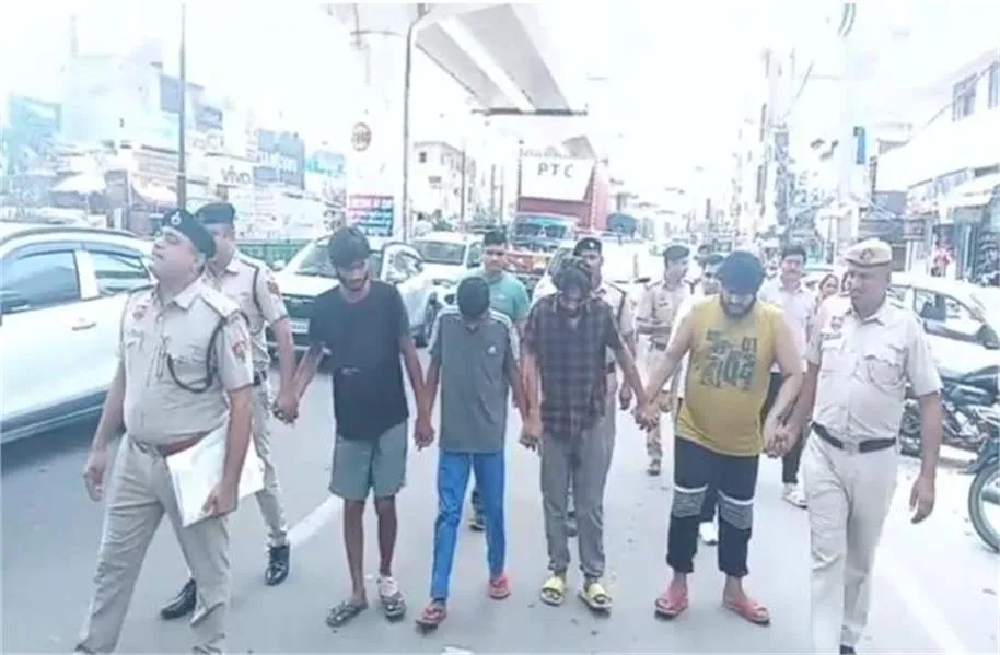बहादुरगढ़ में युवक से बर्बरता और मकान में आगजनी: पुलिस ने 4 आरोपियों को दबोचा, बाजार में निकाला पैदल जुलूस
