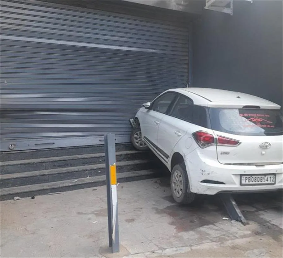 जालंधर के पॉश इलाके अर्बन एस्टेट में बड़ा हादसा, बेकाबू आई-20 कार सीधे शोरूम में जा घुसी